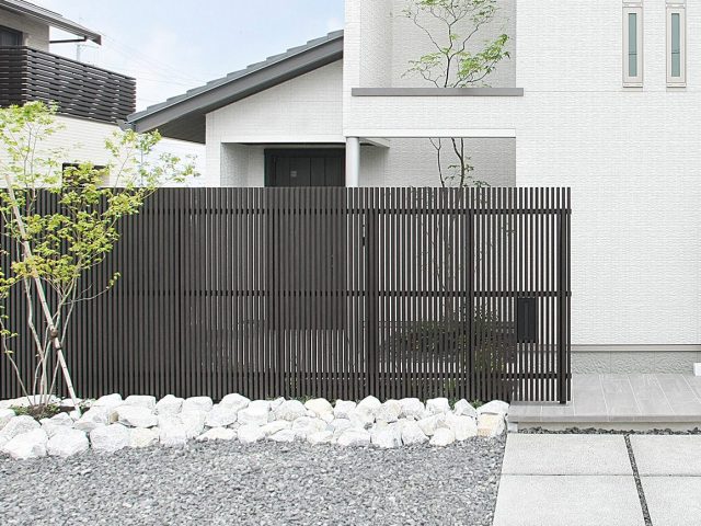 白壁と相性も良い落ち着いた色あいの京町家かきちゃ。千本格子の目かくしフェンス