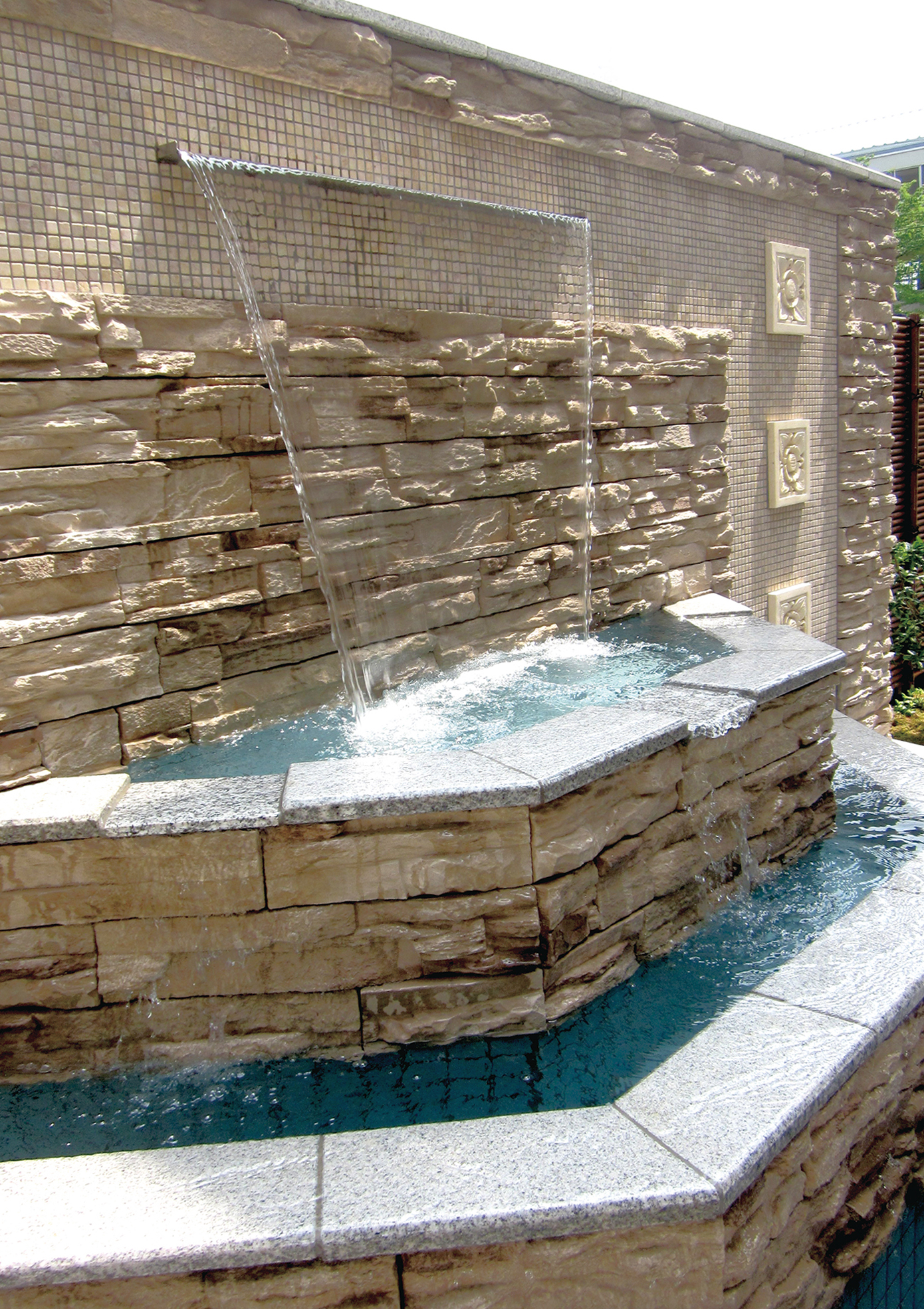 水の音と動きを楽しむ壁泉の演出 | タカショー施工事例紹介