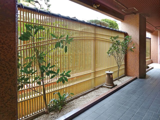 商業施設にエコ竹を使用したフェンス