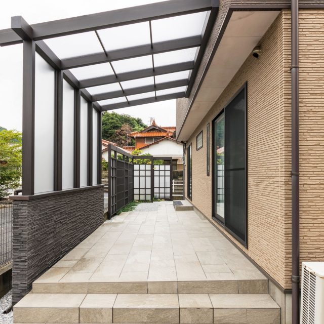 前面のFIXパネルのポリカは、景色を取り込むクリアと適度な目かくし効果のあるクリアマットから選べます | タカショー施工事例紹介