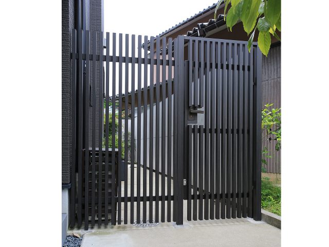 千本格子扉 | タカショー施工事例紹介