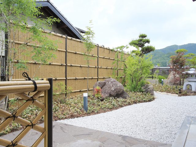 趣ゴマ竹の味わい深い表情が、日本家屋の庭に溶け込む