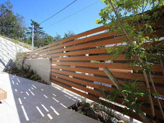 木柄2色のエバーアートウッド部材を使い、個性的な創作フェンスをデザイン