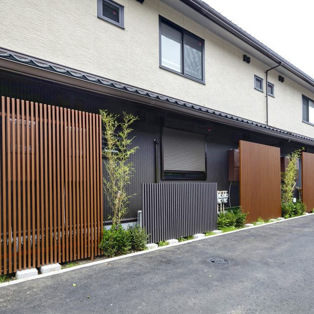 4色の格子材を使って外装デザインを華やかな印象に | タカショー施工事例紹介