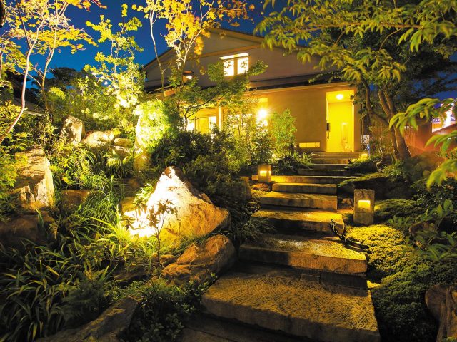 ガーデンアップライトで植栽を照らし、足元にも安心の明かりを