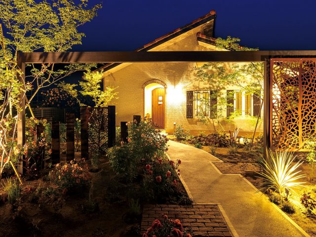 デザインパネルとお庭の植栽を美しくライトアップ