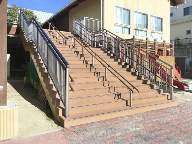 階段の床材として人工木材エバーエコウッド CONTRACT を使用