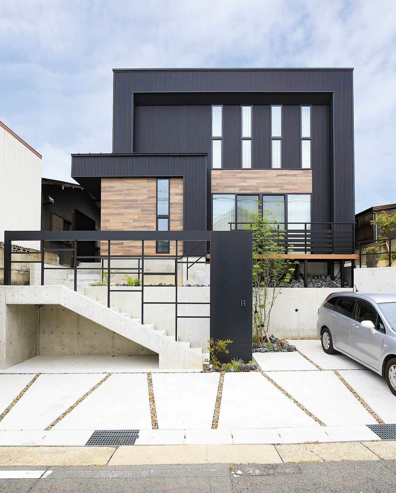 玄関アプローチをデザイン性の高い住まいの 顔 にする外構アイテム タカショー施工事例紹介
