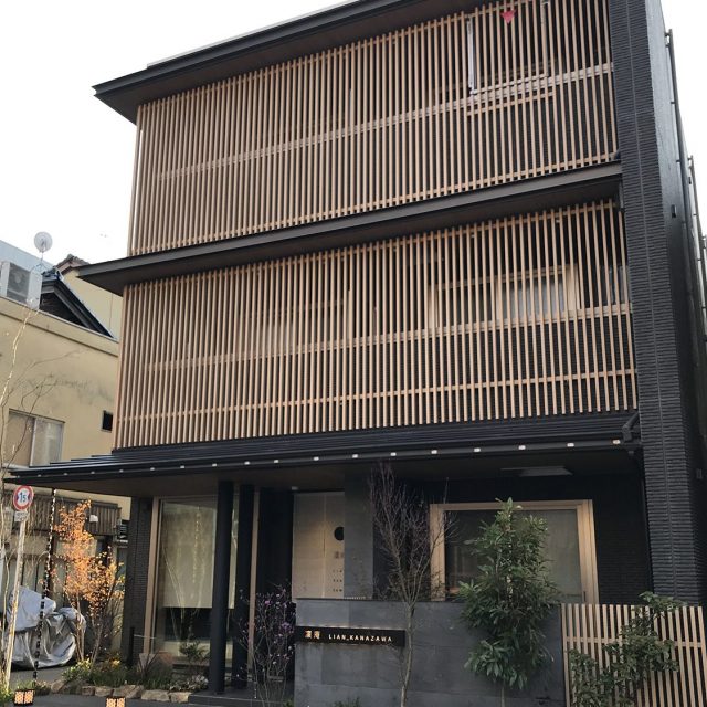 木柄の格子材が、建物に木のあたたかい印象を与えてくれます | タカショー施工事例紹介