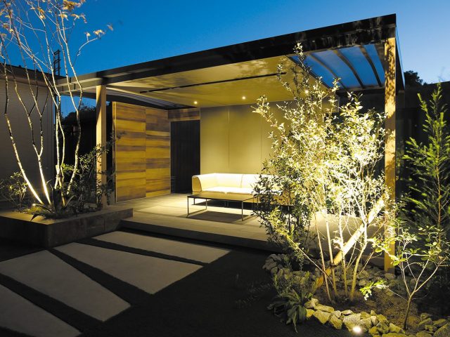 ライトアップしたお庭をホームヤードルーフの開放的な空間で楽しむ