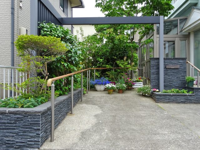 ホームヤードルーフシステム フレームがお庭のゲートとして空間を仕切ってくれます
