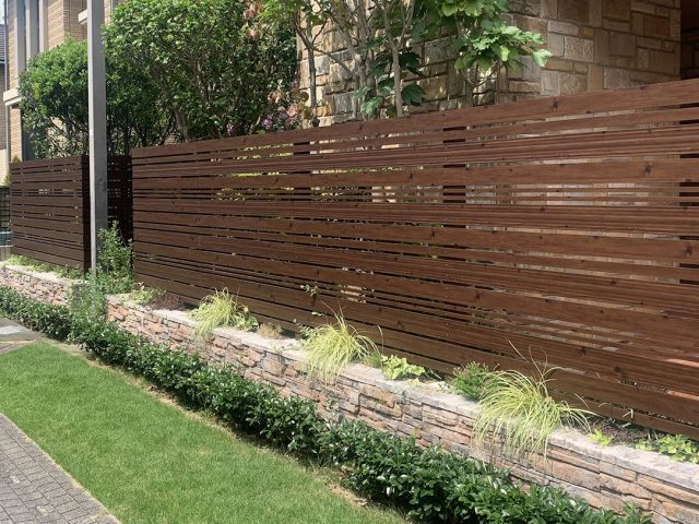 サイズ違いの板塀を組み合わせたデザインが特長のデザインユニット。こだわりのフェンスとして楽しめます