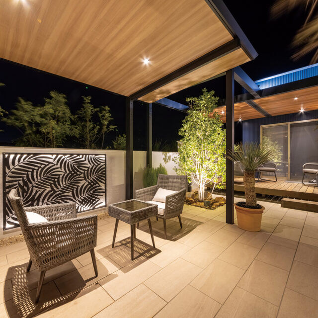 テラス アパートメント ミニマリスト デザイン エッグ アームチェアを配置する