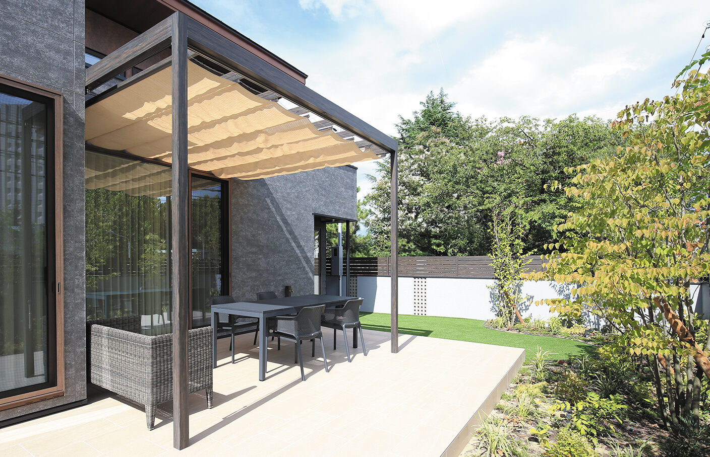 フレームポーチ壁付タイプに、ロープ式開閉シェードをプラス。ロープを