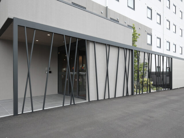 近代的な佇まいに温もりを添えた外構デザインは、夜には柔らかな光に包まれて心地よいホテルライクな景観を演出します