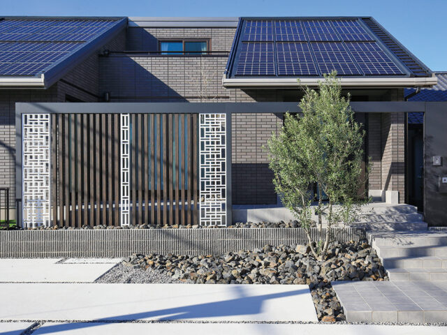 門まわりに建物の水平ラインを活かした創作的なフレーム。ホワイトカラーのニッチスクリーンをアクセントに配置し、唯一無二のファサードに