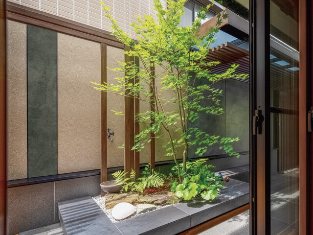 朝は朝日で天井格子の影とアートボードの柄を楽しめ、夜はライティングの植栽の影を楽しむ。遊び心のある心地良い空間に