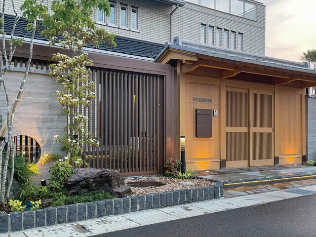 特注で家紋入りの瓦も制作したこだわりの「数寄屋門」。玄関横には銭鉢のつくばいをいれた和庭をつくり情緒ある和の門まわりに