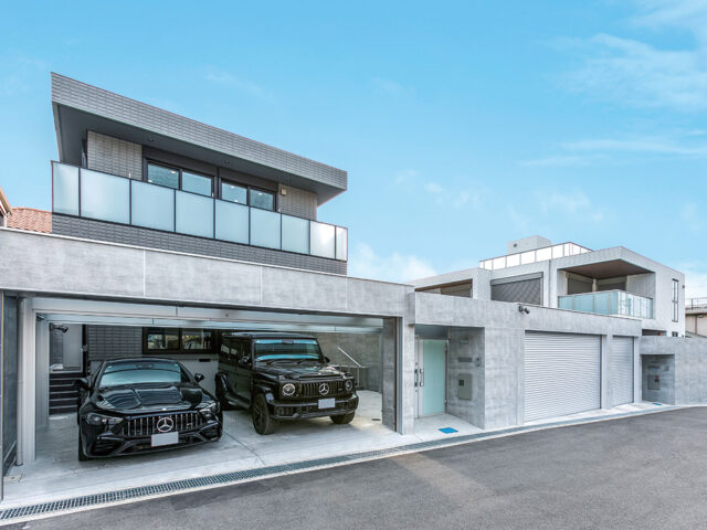 建物と統一感のある「エバーアートボード シックシリーズ」（オールドコンクリート）で、重厚感のあるファサードに。夜間には素材の質感と、LED照明の調和が美しい外構空間をつくります