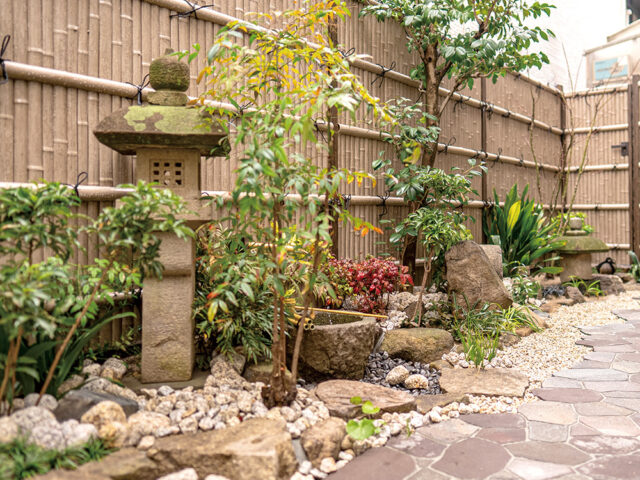 茶室からの眺めにもこだわった、エバー17型セット（古竹さび竹）でつくる和風庭園。歴史ある灯籠や石臼などは、そのまま新しいお庭に引き継がれます