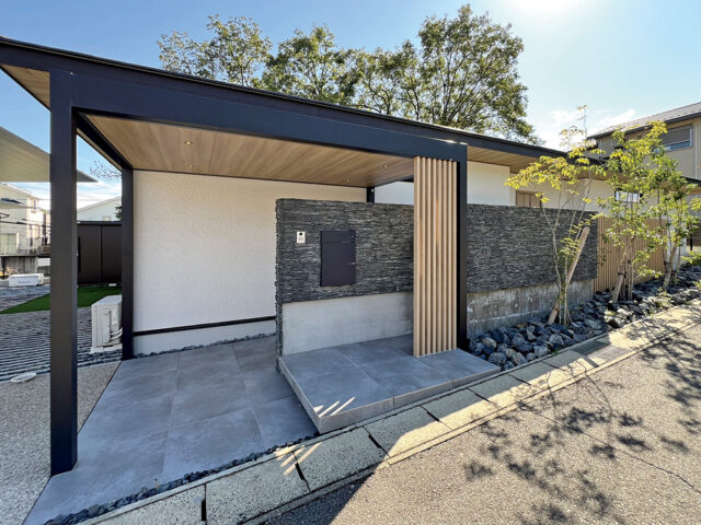 建物の躯体と軒天を組み合わせたエントランスルーフのデザイン。道路の境界との距離を考慮した一体感のある落ち着いた門まわりに