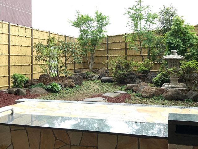 e-バンブー建仁寺垣（枯竹）で情緒ある和風庭園の背景に。落ち着いた空間をつくります