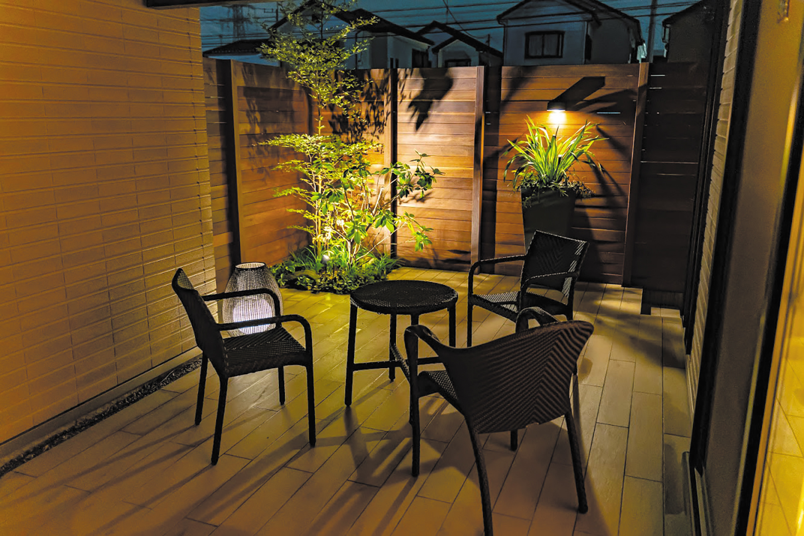 ガーデンアップライトで玄関まわりの植栽をライトアップ | タカショー施工事例紹介