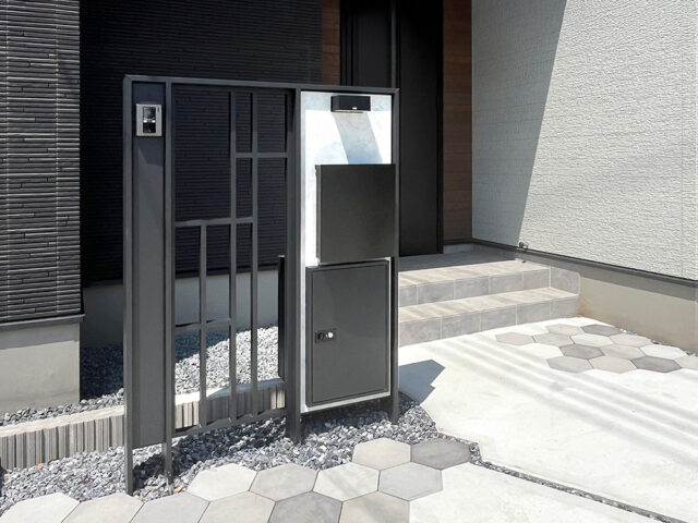 豊富なカラーバリエーションと、デザインパネルや格子パネルを組み合わせてお好みのデザイン門柱に