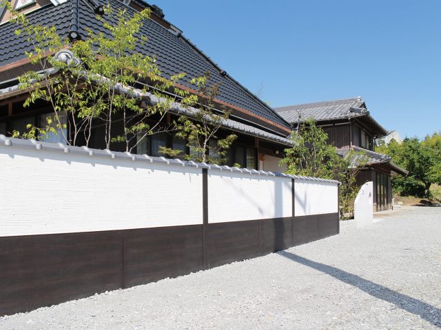 白壁にアートボード（京町家かきちゃ）を合わせて風情ある和風の景観に