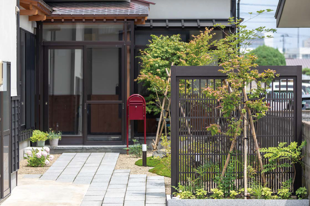 庭の仕切りの糸屋格子がフォーカルポイントになり京町屋の雰囲気を演出します タカショー施工事例紹介