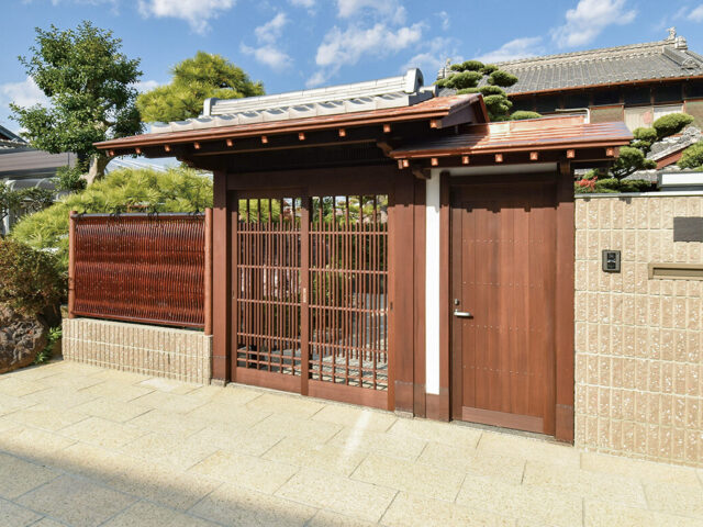 数寄屋門1型銅板瓦葺きの本格和風の門まわり。同系色のe-バンブー大津垣（すす竹）を組み合わせて統一感ある門構えに