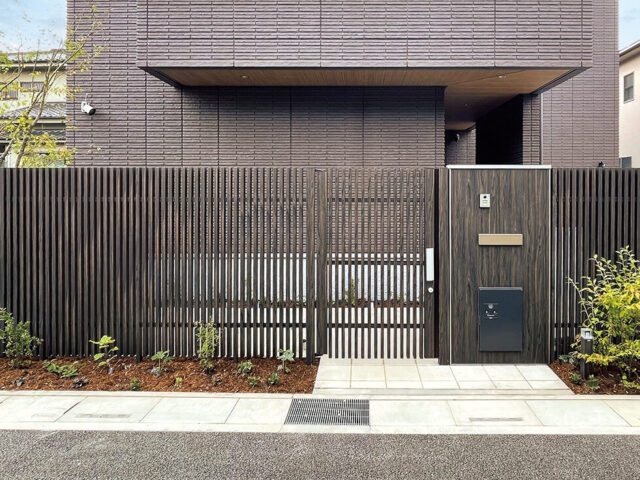 千本格子フェンス、扉、門柱、シャッターゲートを木目調の同一カラーでコーディネート
