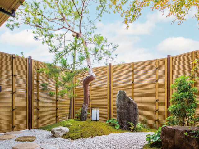 エコ竹を1本づつ組み合わせた「e-バンブーユニット みす垣」。通気性がよく、和風庭園の程よい目かくしに