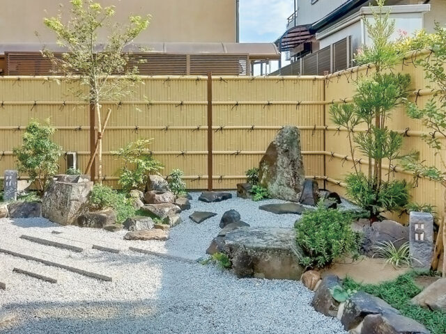 和風庭園と調和した人工強化竹垣「エバーバンブー」。心地よい落ち着いた空間をつくります