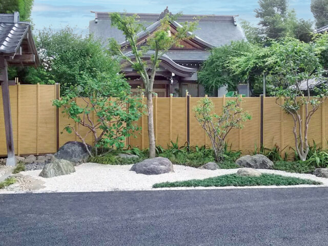 エコ竹みす垣5型フェンスは、1本1本を横組みしているので風を通します。通気性のある和風の目かくしとして最適です