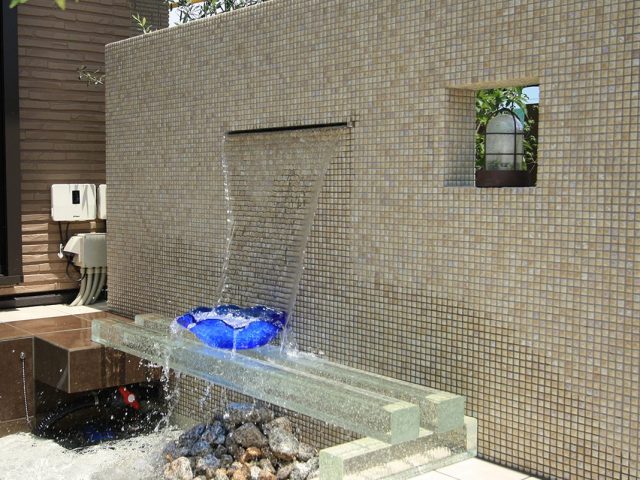 ナイアガラ90を使い、壁泉を演出。水の流れが楽しめます